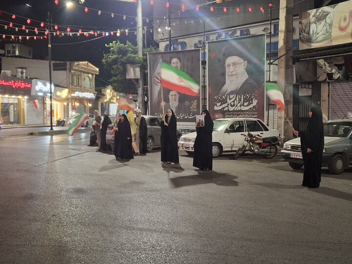 تصاویر/ بیست و نهمین شب پرچم گردانی دور میدان انقلاب در محله ابن سینای امیرکلا