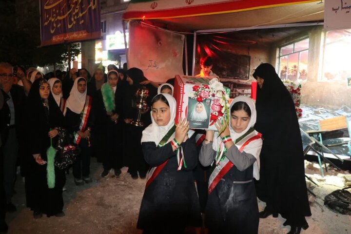 تصاویر/ تشییع نمادین پیکر کوچک دبستانی های میناب بر شانه ی دانش آموزان نکا