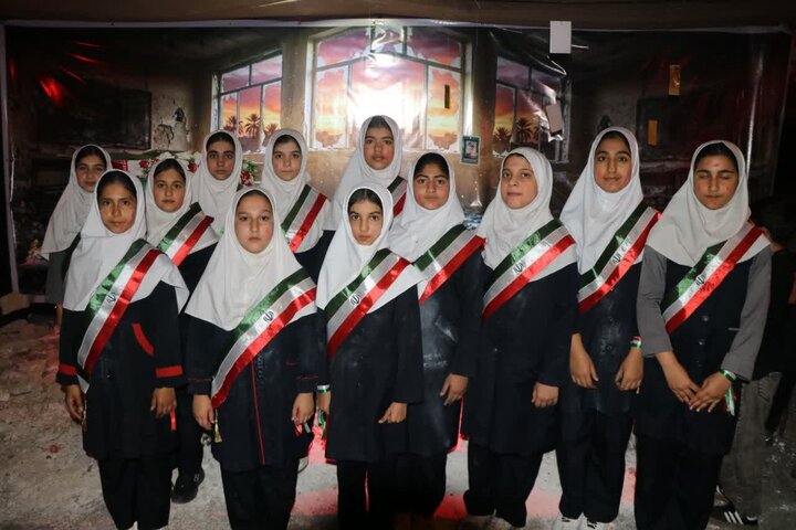 تصاویر/ تشییع نمادین پیکر کوچک دبستانی های میناب بر شانه ی دانش آموزان نکا