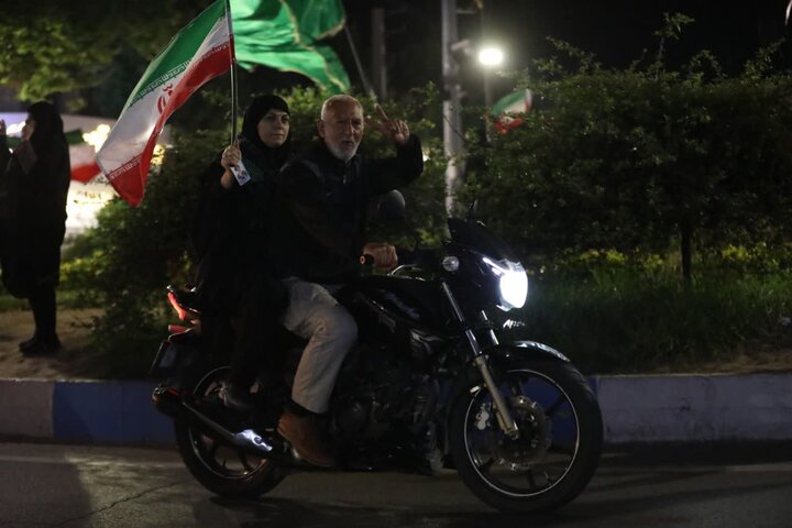 تصاویر/ پرچم گردانی مردم بابل در شب حماسه