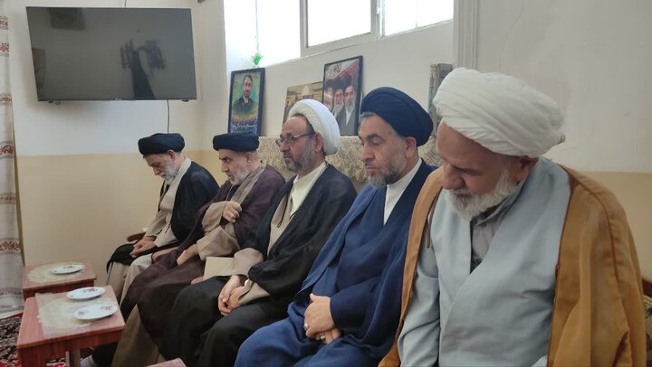 تصاویر/ دیدار کارکنان مدرسه علمیه آیت‌الله مدنی کاشانی(ره) با خانواده شهید رضاپور
