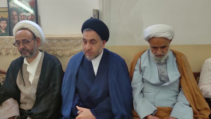 تصاویر/ دیدار کارکنان مدرسه علمیه آیت‌الله مدنی کاشانی(ره) با خانواده شهید رضاپور