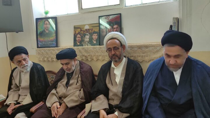 تصاویر/ دیدار کارکنان مدرسه علمیه آیت‌الله مدنی کاشانی(ره) با خانواده شهید رضاپور