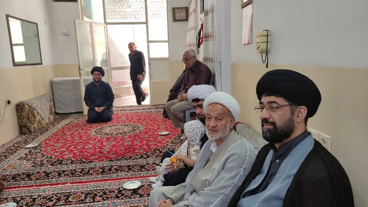 تصاویر/ دیدار کارکنان مدرسه علمیه آیت‌الله مدنی کاشانی(ره) با خانواده شهید رضاپور