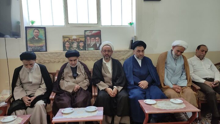 تصاویر/ دیدار کارکنان مدرسه علمیه آیت‌الله مدنی کاشانی(ره) با خانواده شهید رضاپور