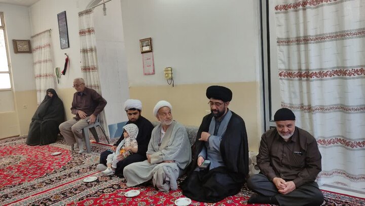 تصاویر/ دیدار کارکنان مدرسه علمیه آیت‌الله مدنی کاشانی(ره) با خانواده شهید رضاپور