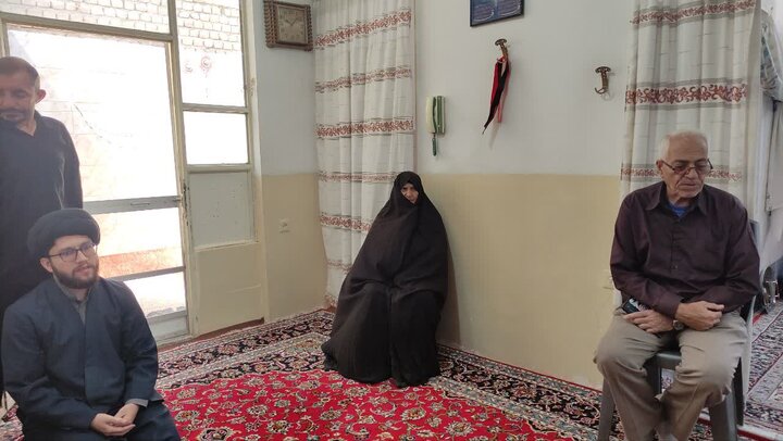 تصاویر/ دیدار کارکنان مدرسه علمیه آیت‌الله مدنی کاشانی(ره) با خانواده شهید رضاپور