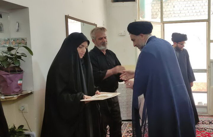 تصاویر/ دیدار کارکنان مدرسه علمیه آیت‌الله مدنی کاشانی(ره) با خانواده شهید رضاپور