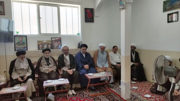 تصاویر/ دیدار کارکنان مدرسه علمیه آیت‌الله مدنی کاشانی(ره) با خانواده شهید رضاپور
