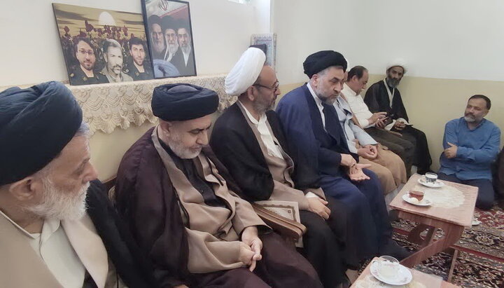 تصاویر/ دیدار کارکنان مدرسه علمیه آیت‌الله مدنی کاشانی(ره) با خانواده شهید رضاپور