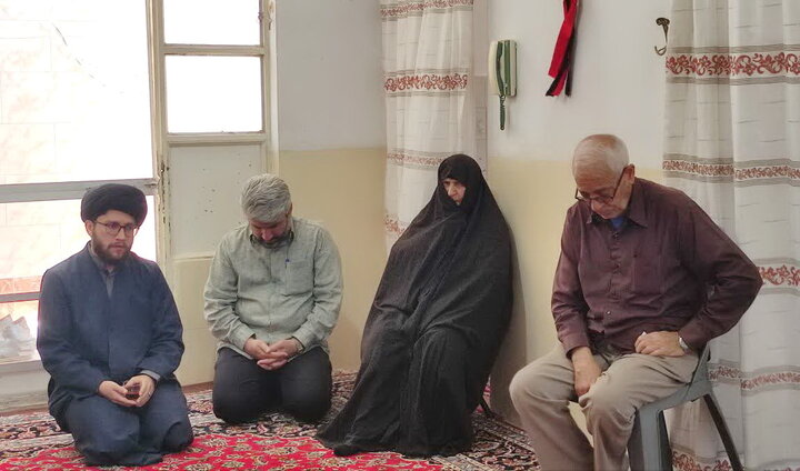 تصاویر/ دیدار کارکنان مدرسه علمیه آیت‌الله مدنی کاشانی(ره) با خانواده شهید رضاپور