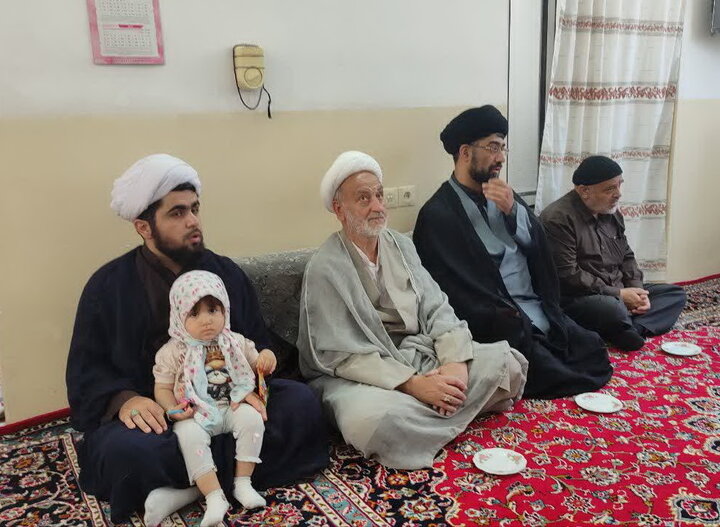 تصاویر/ دیدار کارکنان مدرسه علمیه آیت‌الله مدنی کاشانی(ره) با خانواده شهید رضاپور