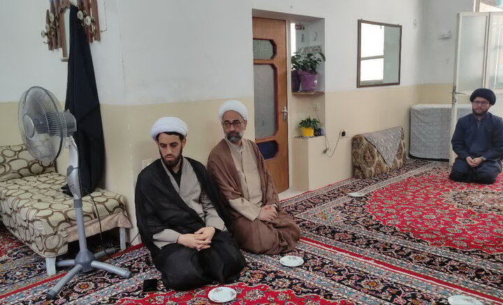 تصاویر/ دیدار کارکنان مدرسه علمیه آیت‌الله مدنی کاشانی(ره) با خانواده شهید رضاپور