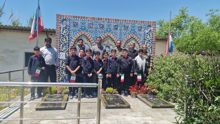 تصاویر/ غبارروبی مزار شهدای روستای علی آباد در شهرستان جویبار