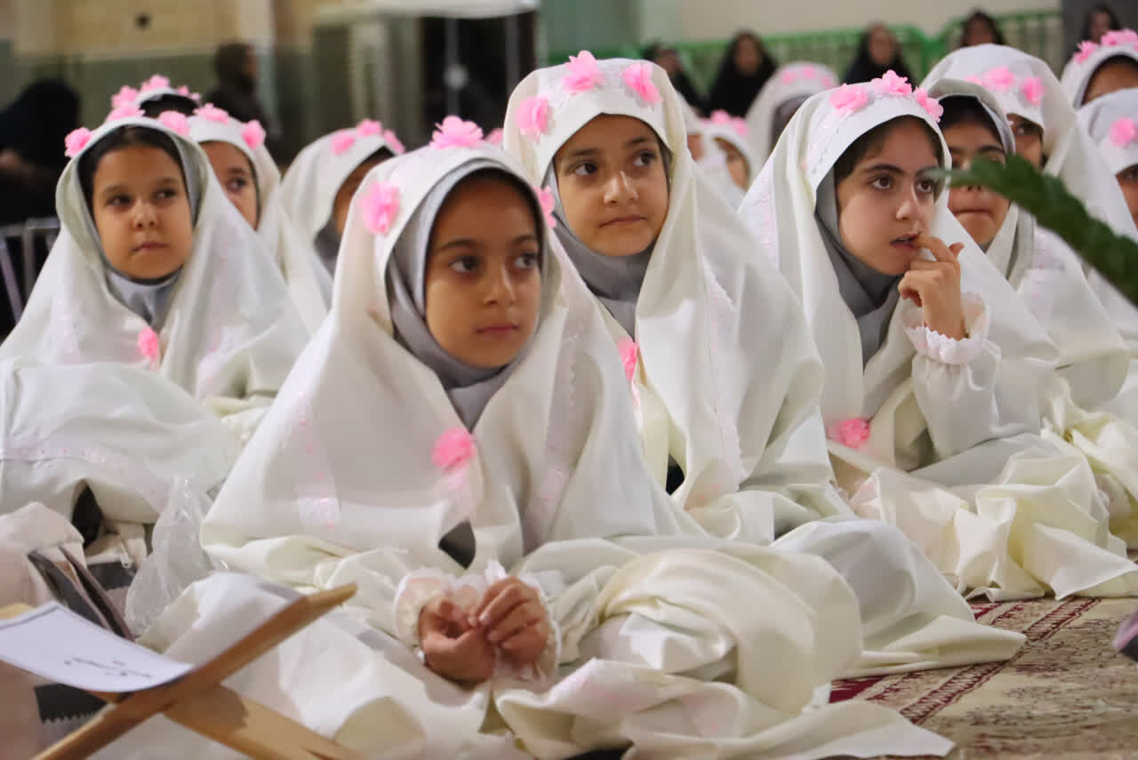 مراسم جشن تکلیف هفتصد دانش آموز دختر بافقی برگزار شد+ تصاویر