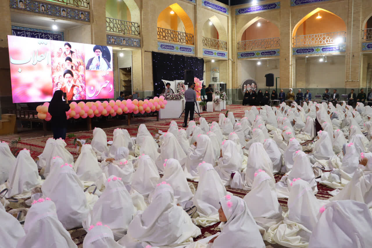 مراسم جشن تکلیف هفتصد دانش آموز دختر بافقی برگزار شد+ تصاویر