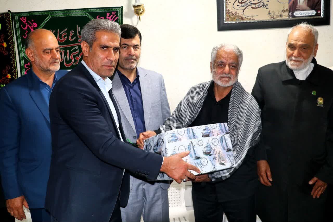 بسیجیان شهرداری کاشان با خانواده خلبان شهید مصطفی رضایی دیدار کردند