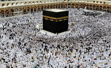 آیین طواف خانه خدا از نظر تاریخی و دینی چگونه بوده است؟