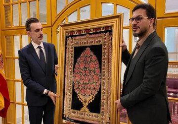 خلق هنرهای چشم‌نواز در اعصار مختلف، نشان‌گر صلح‌طلبی ایرانیان است