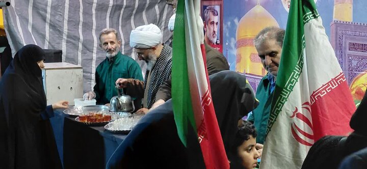 تصاویر/ خدمتگزاری امام جمعه دابودشت در موکب مردمی امام رضا (ع) شهرستان آمل