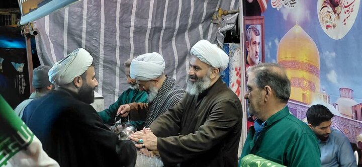 تصاویر/ خدمتگزاری امام جمعه دابودشت در موکب مردمی امام رضا (ع) شهرستان آمل