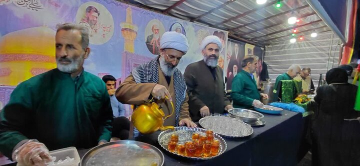 تصاویر/ خدمتگزاری امام جمعه دابودشت در موکب مردمی امام رضا (ع) شهرستان آمل