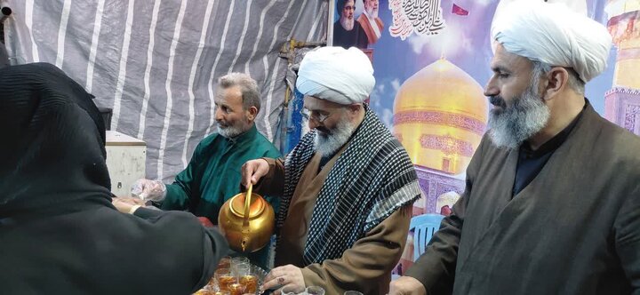 تصاویر/ خدمتگزاری امام جمعه دابودشت در موکب مردمی امام رضا (ع) شهرستان آمل