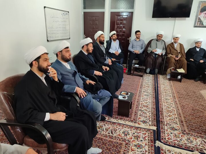 تصاویر/ جلسه همفکری اساتید و طلاب مدرسه علمیه امام رضا علیه السلام میاندوآب با موضوع جهاد تبیین در اجتماعات خیابانی