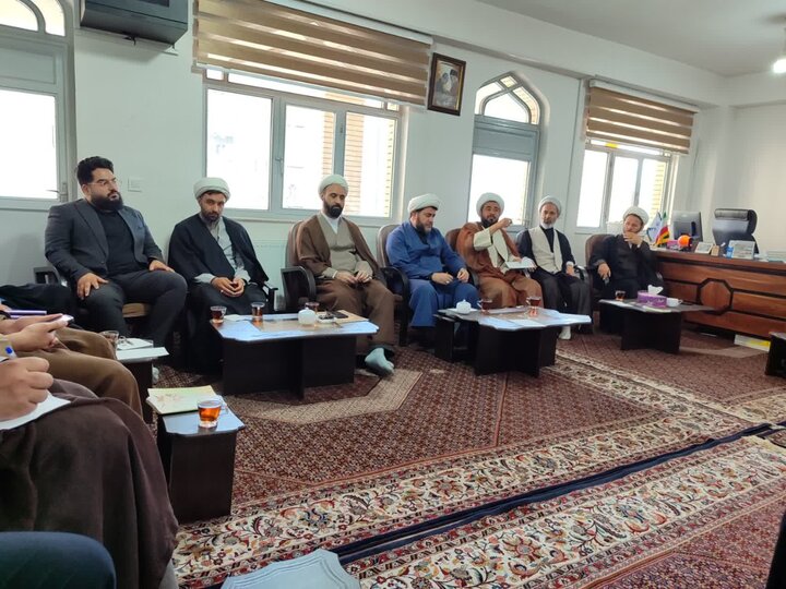 تصاویر/ جلسه همفکری اساتید و طلاب مدرسه علمیه امام رضا علیه السلام میاندوآب با موضوع جهاد تبیین در اجتماعات خیابانی
