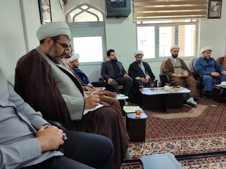 تصاویر/ جلسه همفکری اساتید و طلاب مدرسه علمیه امام رضا علیه السلام میاندوآب با موضوع جهاد تبیین در اجتماعات خیابانی