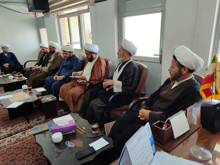 تصاویر/ جلسه همفکری اساتید و طلاب مدرسه علمیه امام رضا علیه السلام میاندوآب با موضوع جهاد تبیین در اجتماعات خیابانی