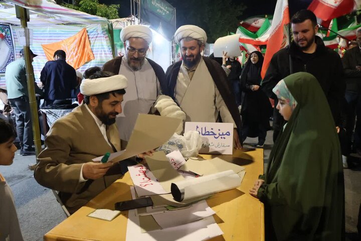 تصاویر| استمرار فعالیت موکب فرهنگی، تبیینی مدرسه علمیه امام خمینی(ره) ارومیه در شب هفتاد و دوم