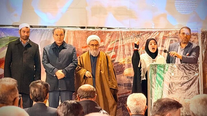 تصاویر/ زنان و مردان شهرستان چالدران پیشگام در هفتاد و دومین تجمع؛ حامی نظام، بیعت‌کننده با رهبری