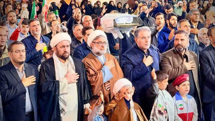 تصاویر/ زنان و مردان شهرستان چالدران پیشگام در هفتاد و دومین تجمع؛ حامی نظام، بیعت‌کننده با رهبری