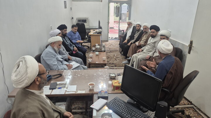 تصاویر/ نشست شورای تهذیب مدرسه علمیه آیت‌الله مدنی کاشانی(ره)