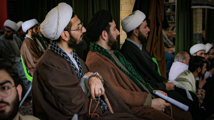 تصاویر/گردهمایی فعالان فرهنگی حماسه حضور در مدرسه علمیه آیت‌الله آخوند همدان برگزار شد