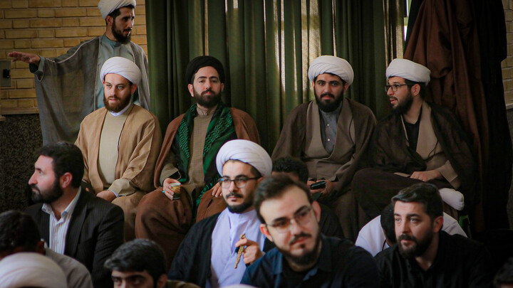 تصاویر/گردهمایی فعالان فرهنگی حماسه حضور در مدرسه علمیه آیت‌الله آخوند همدان برگزار شد