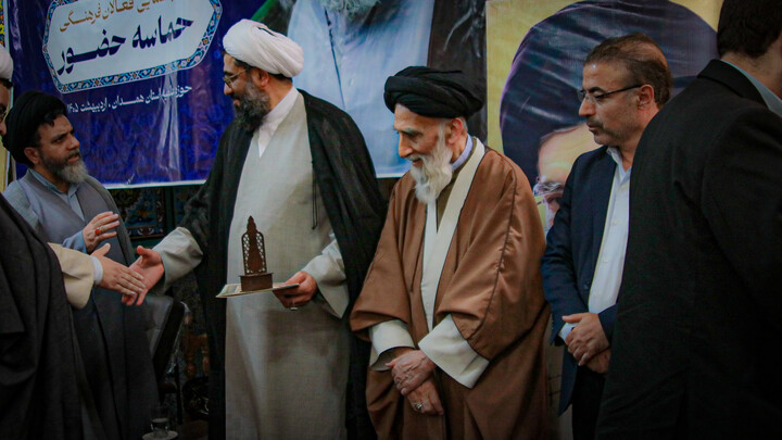 تصاویر/گردهمایی فعالان فرهنگی حماسه حضور در مدرسه علمیه آیت‌الله آخوند همدان برگزار شد