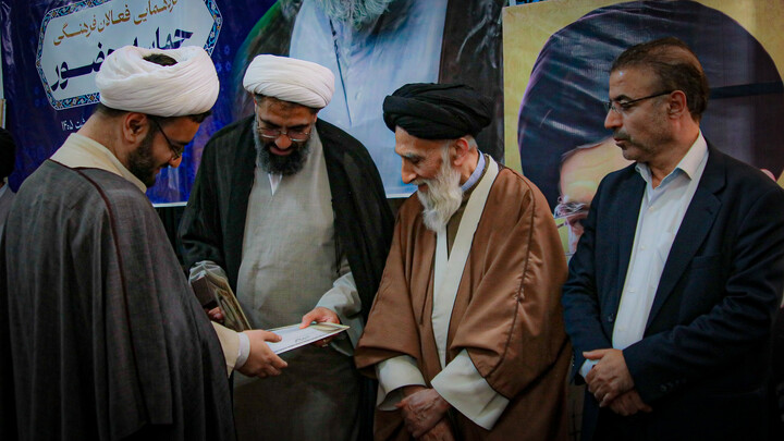 تصاویر/گردهمایی فعالان فرهنگی حماسه حضور در مدرسه علمیه آیت‌الله آخوند همدان برگزار شد