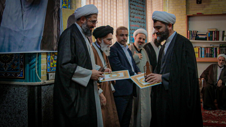 تصاویر/گردهمایی فعالان فرهنگی حماسه حضور در مدرسه علمیه آیت‌الله آخوند همدان برگزار شد
