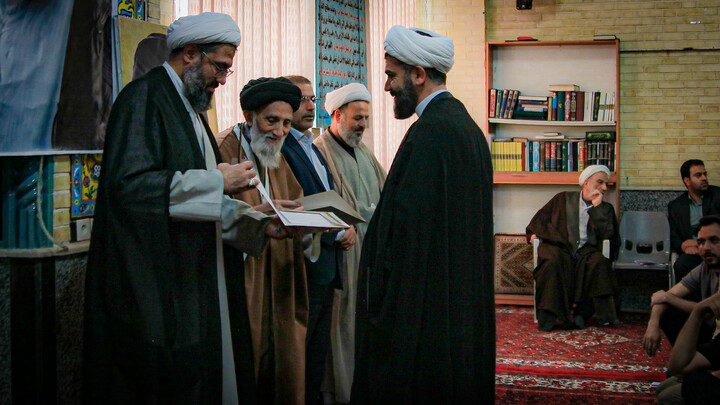 تصاویر/گردهمایی فعالان فرهنگی حماسه حضور در مدرسه علمیه آیت‌الله آخوند همدان برگزار شد