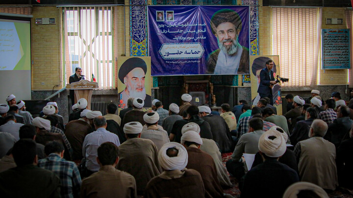 تصاویر/گردهمایی فعالان فرهنگی حماسه حضور در مدرسه علمیه آیت‌الله آخوند همدان برگزار شد