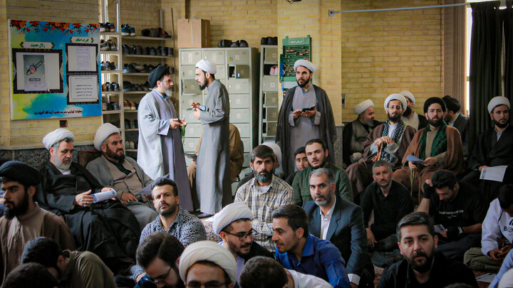 تصاویر/گردهمایی فعالان فرهنگی حماسه حضور در مدرسه علمیه آیت‌الله آخوند همدان برگزار شد