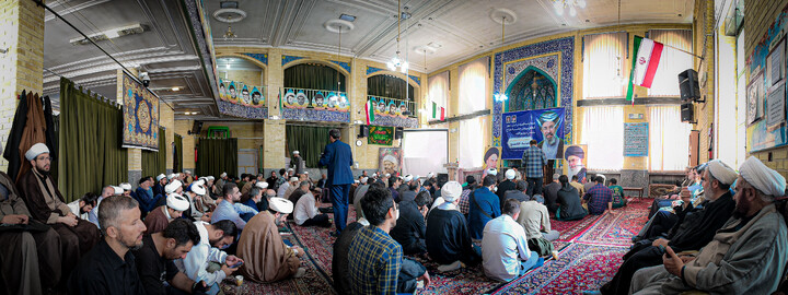 تصاویر/گردهمایی فعالان فرهنگی حماسه حضور در مدرسه علمیه آیت‌الله آخوند همدان برگزار شد