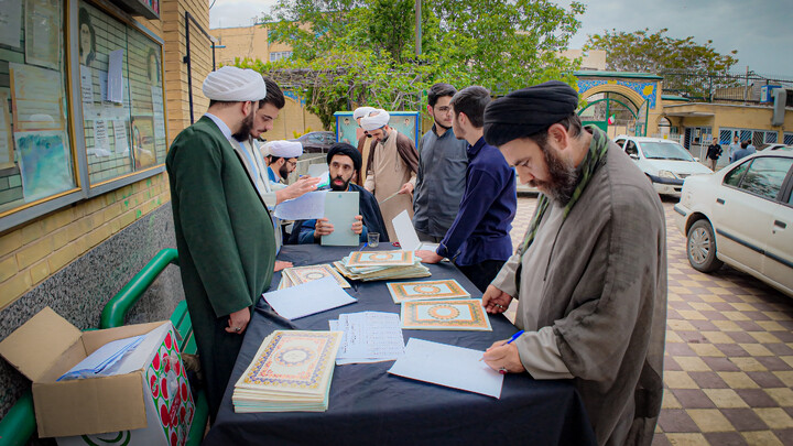 تصاویر/گردهمایی فعالان فرهنگی حماسه حضور در مدرسه علمیه آیت‌الله آخوند همدان برگزار شد