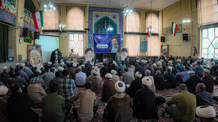 تصاویر/گردهمایی فعالان فرهنگی حماسه حضور در مدرسه علمیه آیت‌الله آخوند همدان برگزار شد