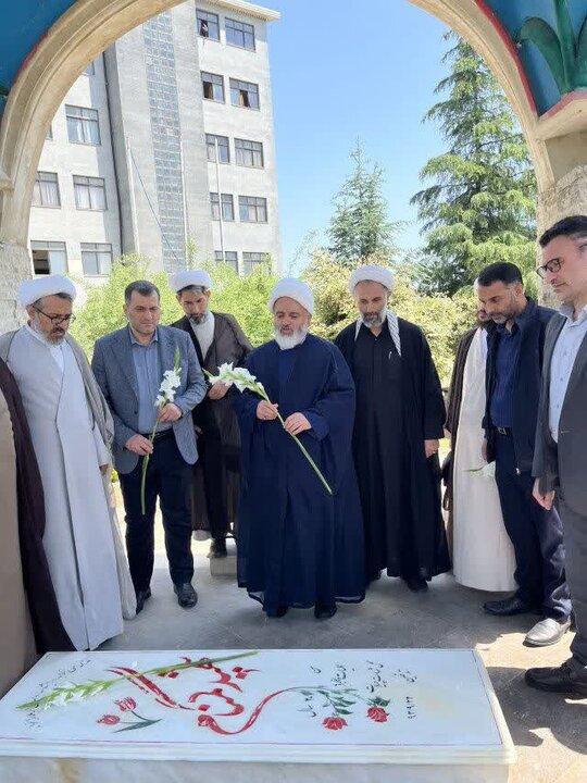 تصاویر/ زیارت اساتید و طلاب «المهدی (ع)» از مزار شهدای گمنام در دانشگاه آزاد اسلامی رامسر