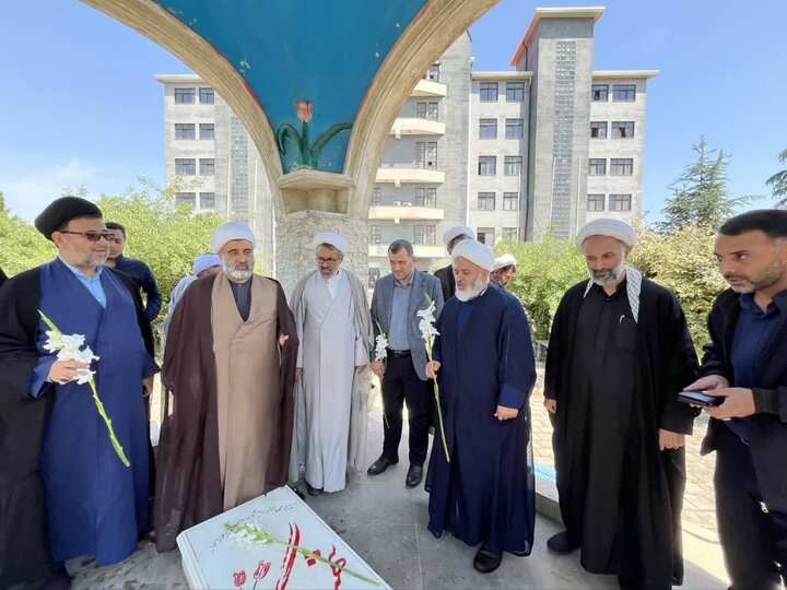 تصاویر/ زیارت اساتید و طلاب «المهدی (ع)» از مزار شهدای گمنام در دانشگاه آزاد اسلامی رامسر