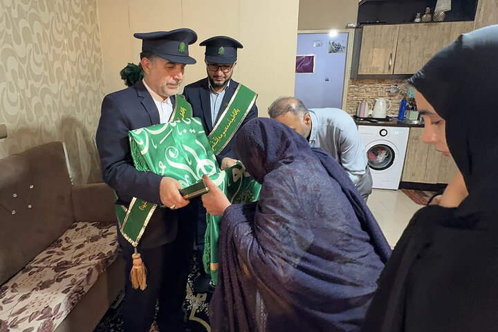 پرچم حرم کریمه اهل‌بیت(س) به منازل شهدای استان هرمزگان رفت