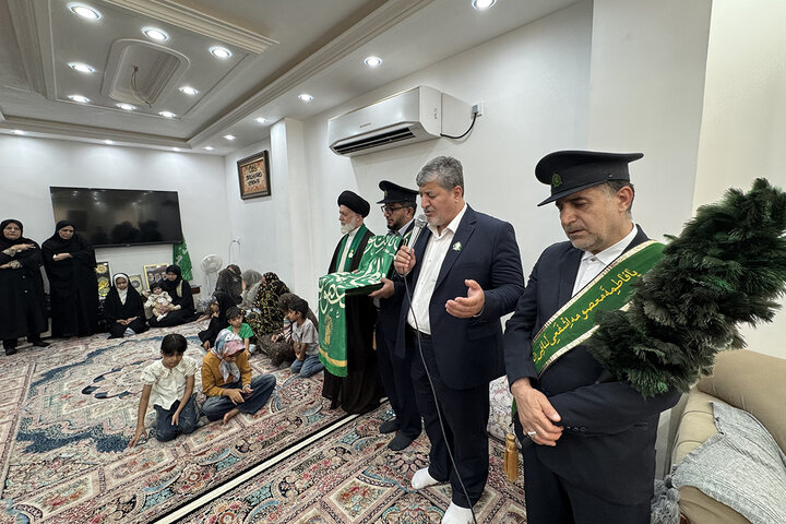 پرچم حرم کریمه اهل‌بیت(س) به منازل شهدای استان هرمزگان رفت